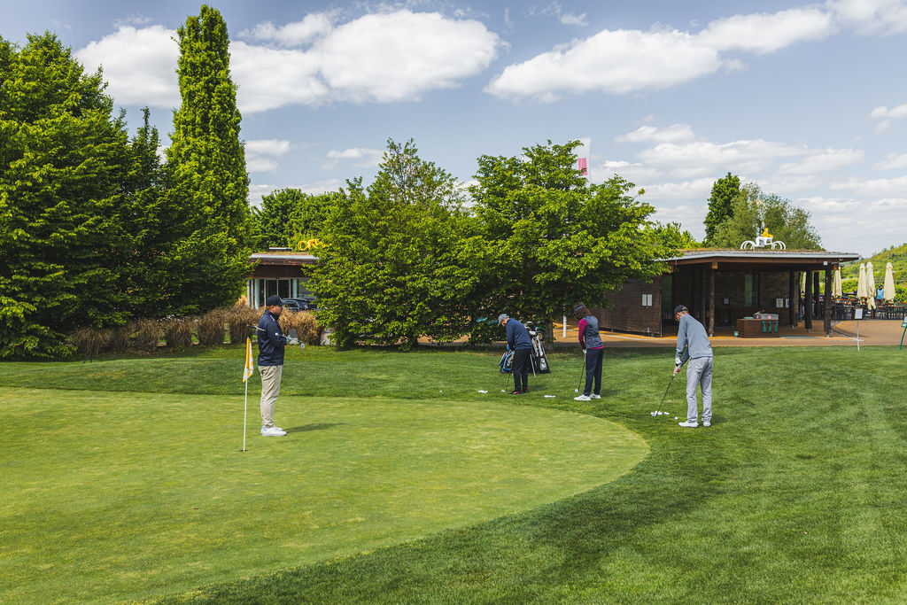 Golfová akademie – skupina hostů na hřišti