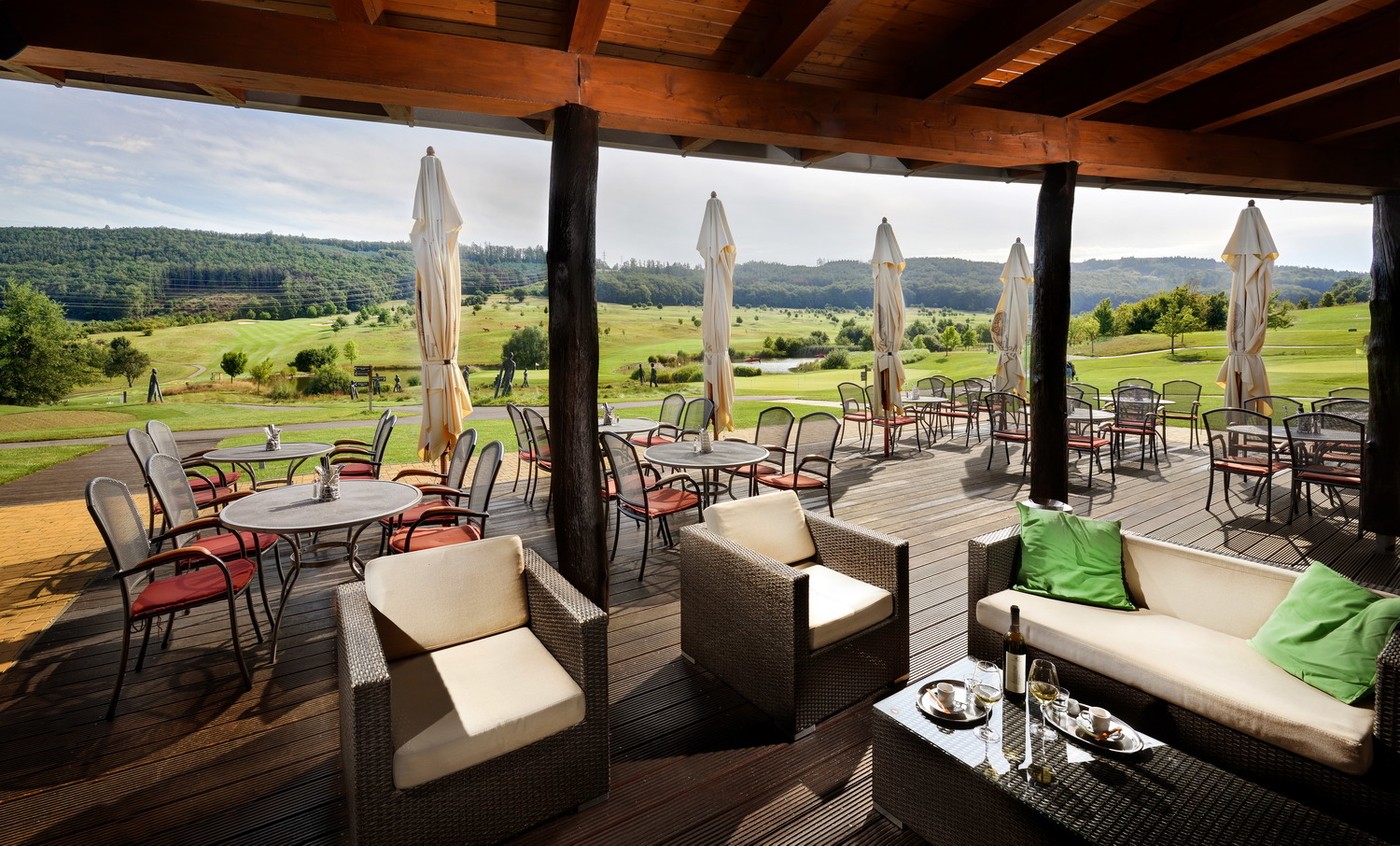 Restaurace s terasou a výhledem na golfové hřiště